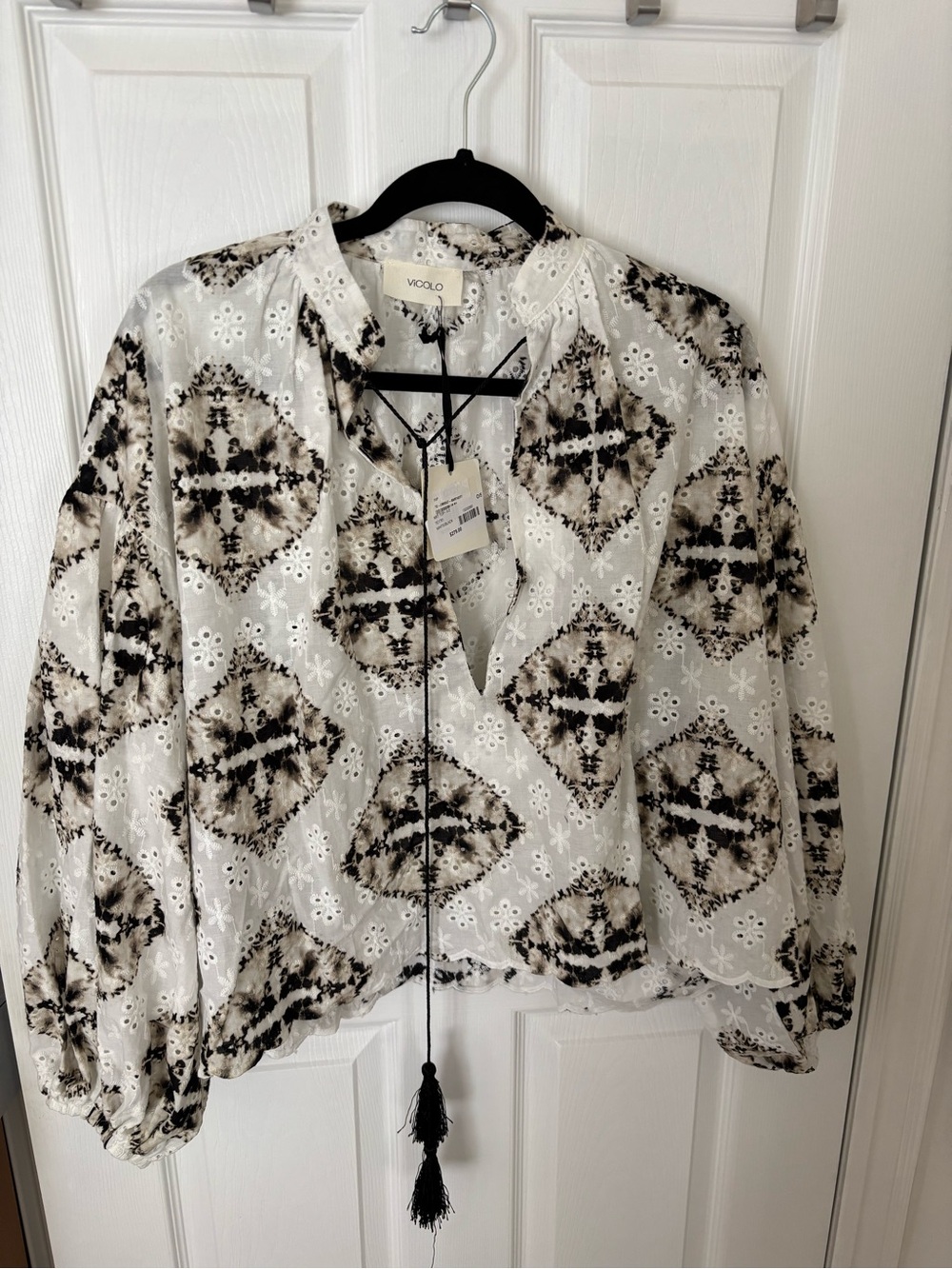 Vicolo Black & White broiderie anglais Tie-Front Blouse